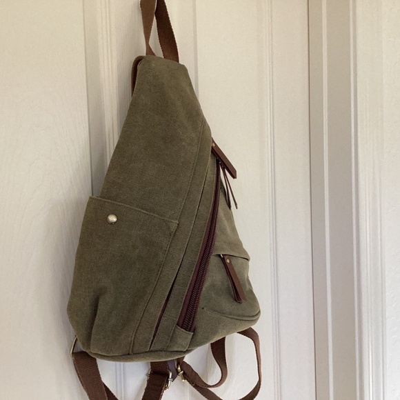 Canvas sling bag backpack in army green - Picture 3 of 7